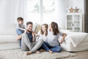 Famille dans son appartement neuf